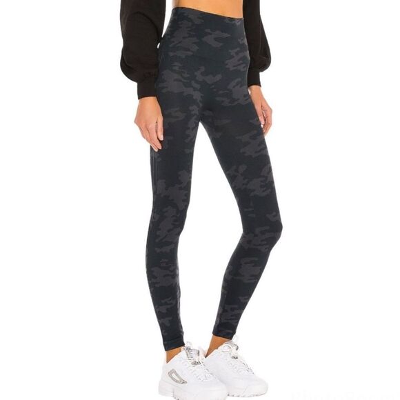 Spanx Look at Me Now Seamless Leggings Black Camo Size S - Picture 3 of 11